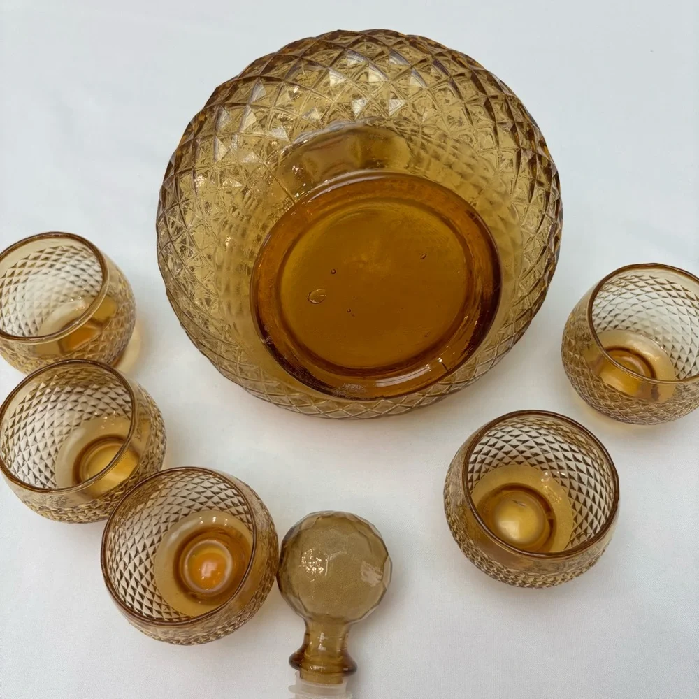 Vintage Amber Textured Glass Decanter And 5 Glasses Diamond Round w/ Lid Cordial